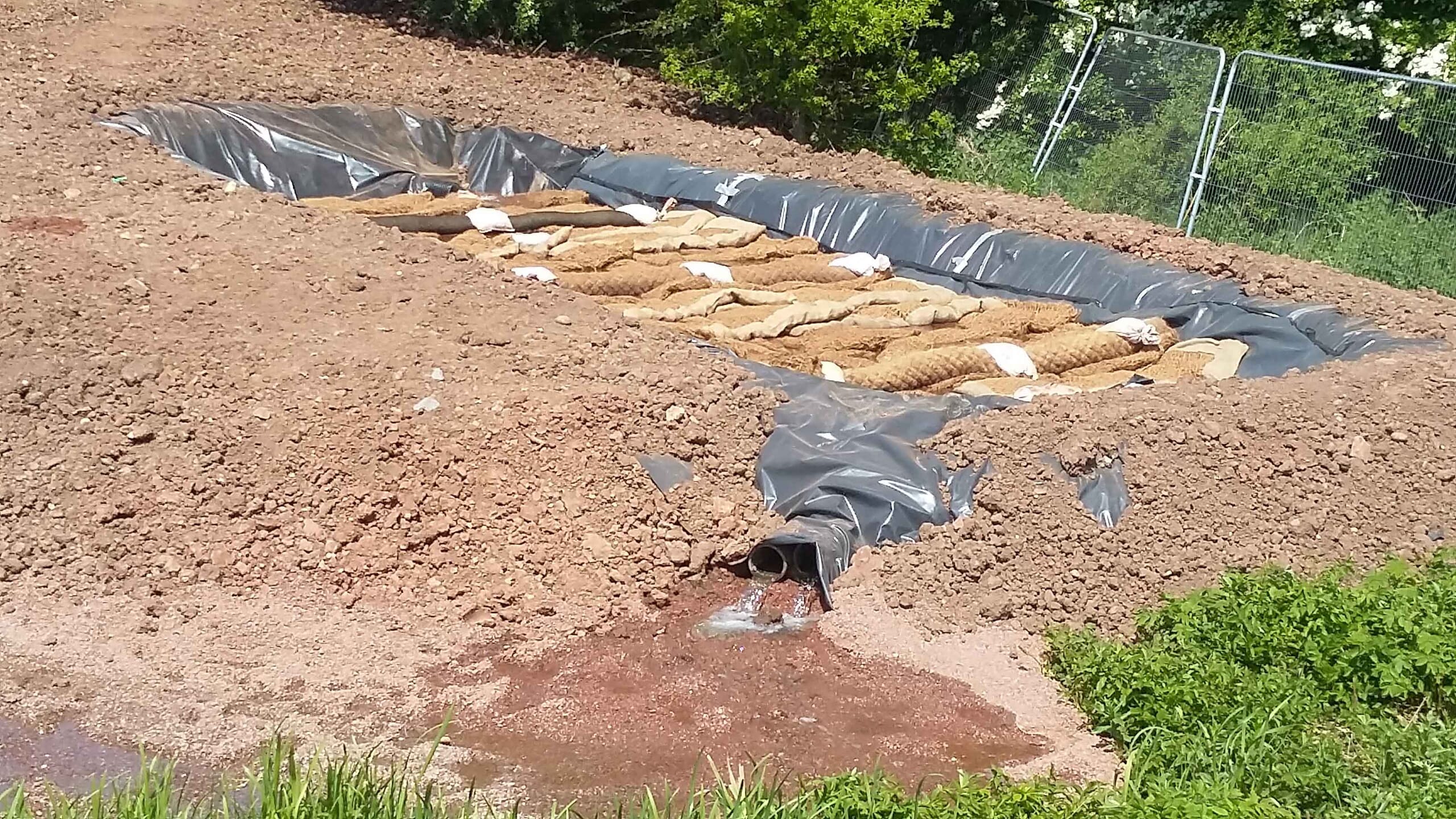 Gravity fed silt capture channel