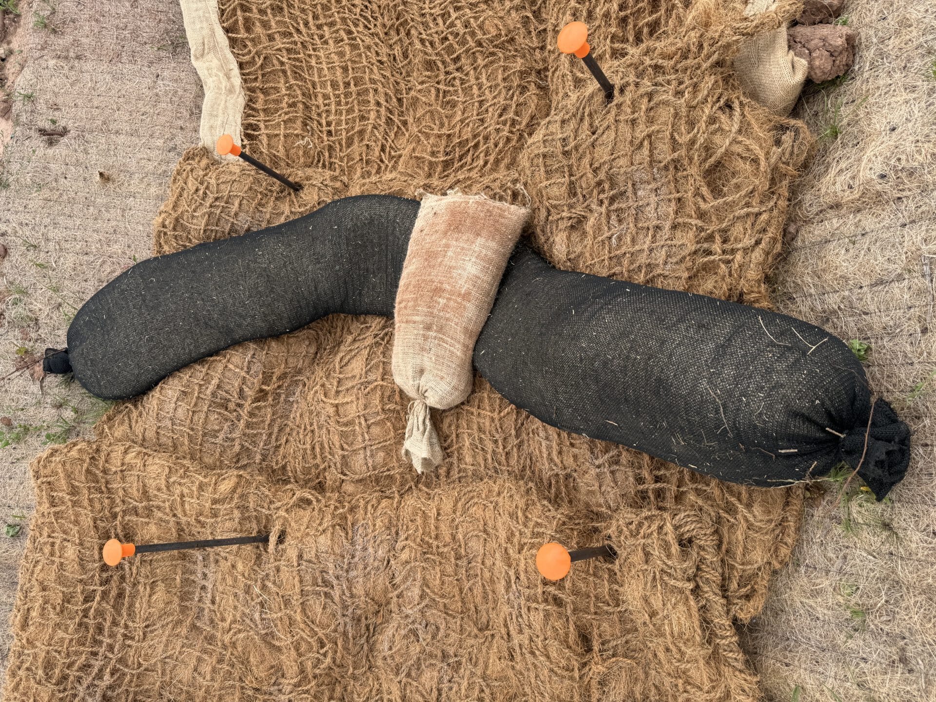 Silt-wattle-on-siltmats-in-a-ditch