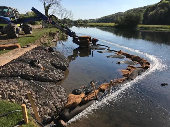 Silt-bubble-barrier-and-SiltMats-protecting-river-SSSI-Yearl-Weir.png