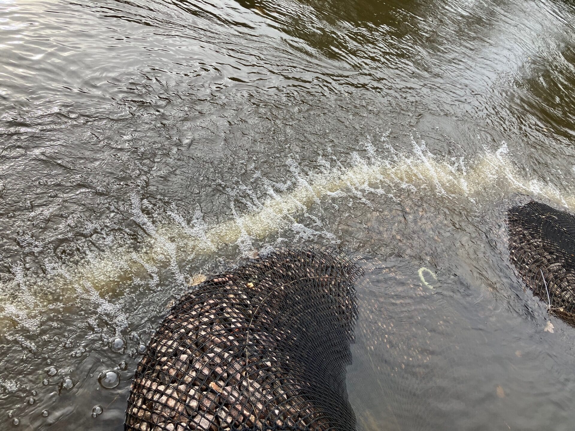 Aqua-Rock-Bags-and-Bubble-Curtain-deployed-prior-to-the-sheet-piles-being-extracted-2