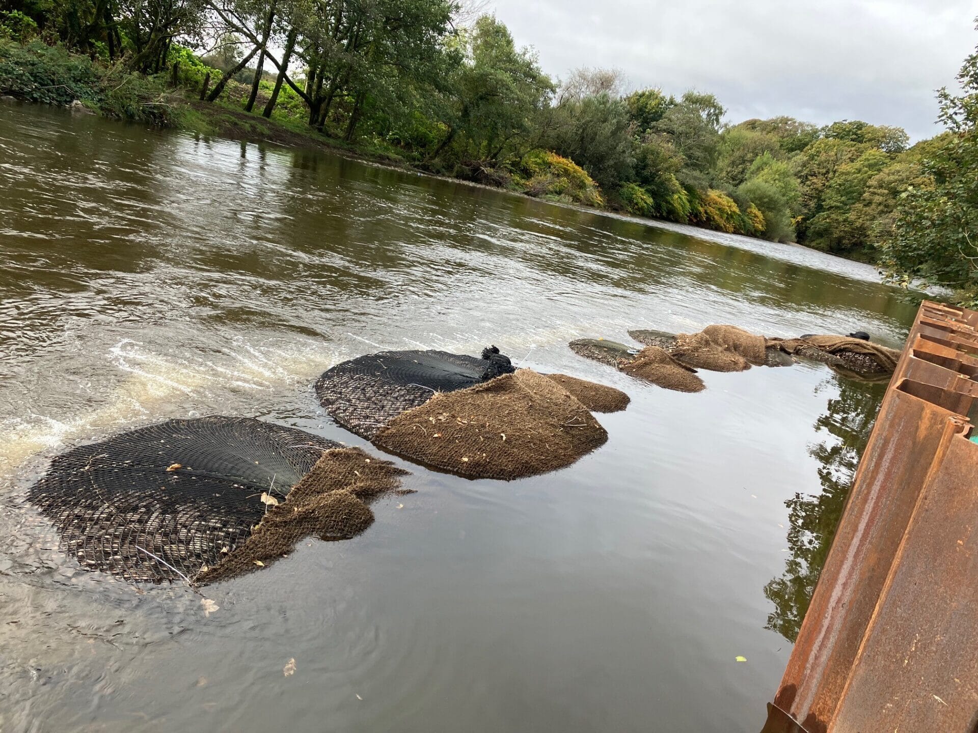 Aqua-Rock-Bags-and-Bubble-Curtain-deployed-prior-to-the-sheet-piles-being-extracted