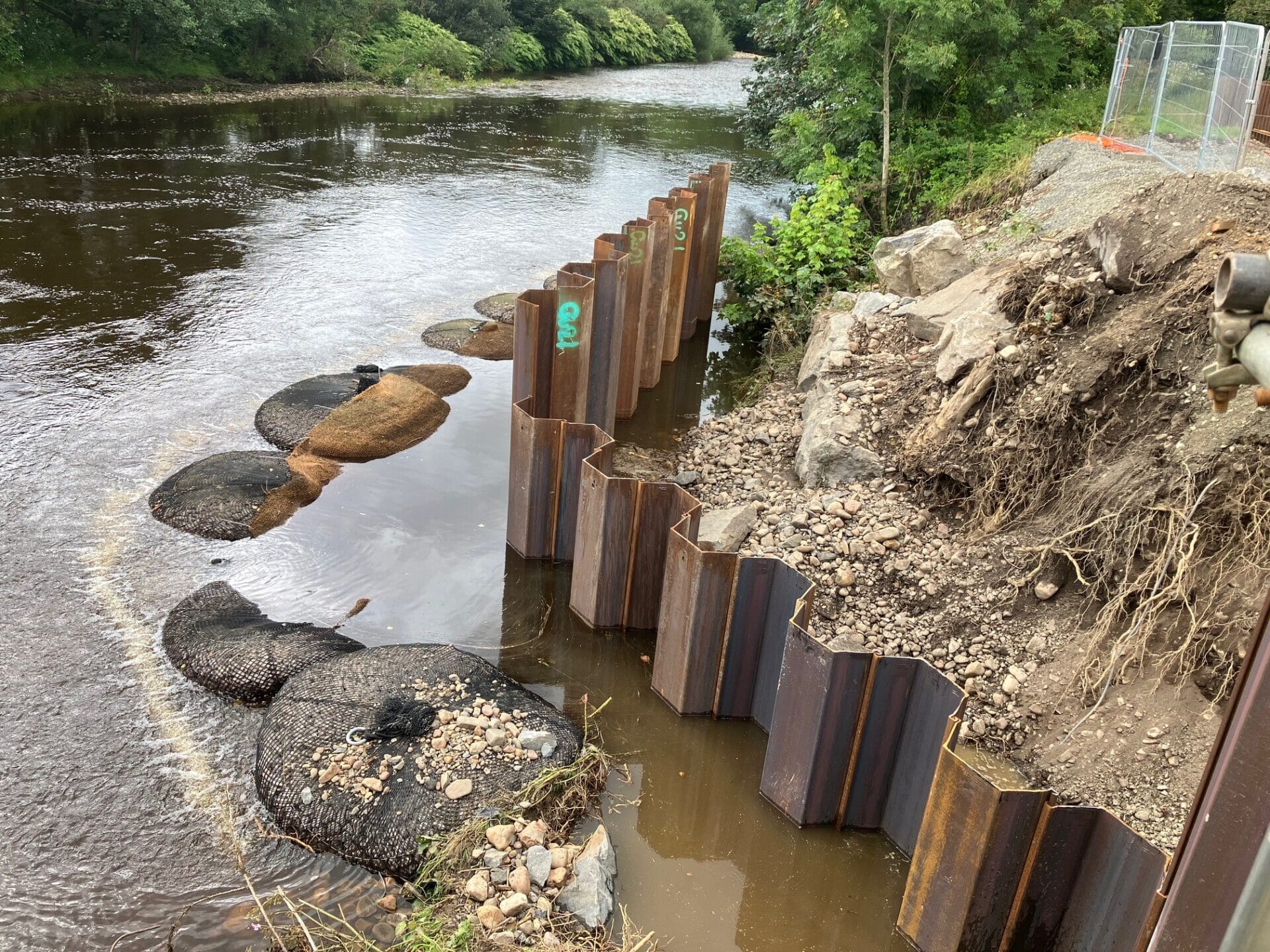 Salix-Aqua-Rock-Bags-and-Frog-Environmentals-Bubble-Tubing-in-operation-during-sheet-pile-installation